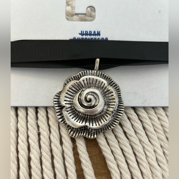 Urban Outfitters Bundle of two, a Silver Rosette and Green Stone Pendant Chokers - Picture 4 of 8